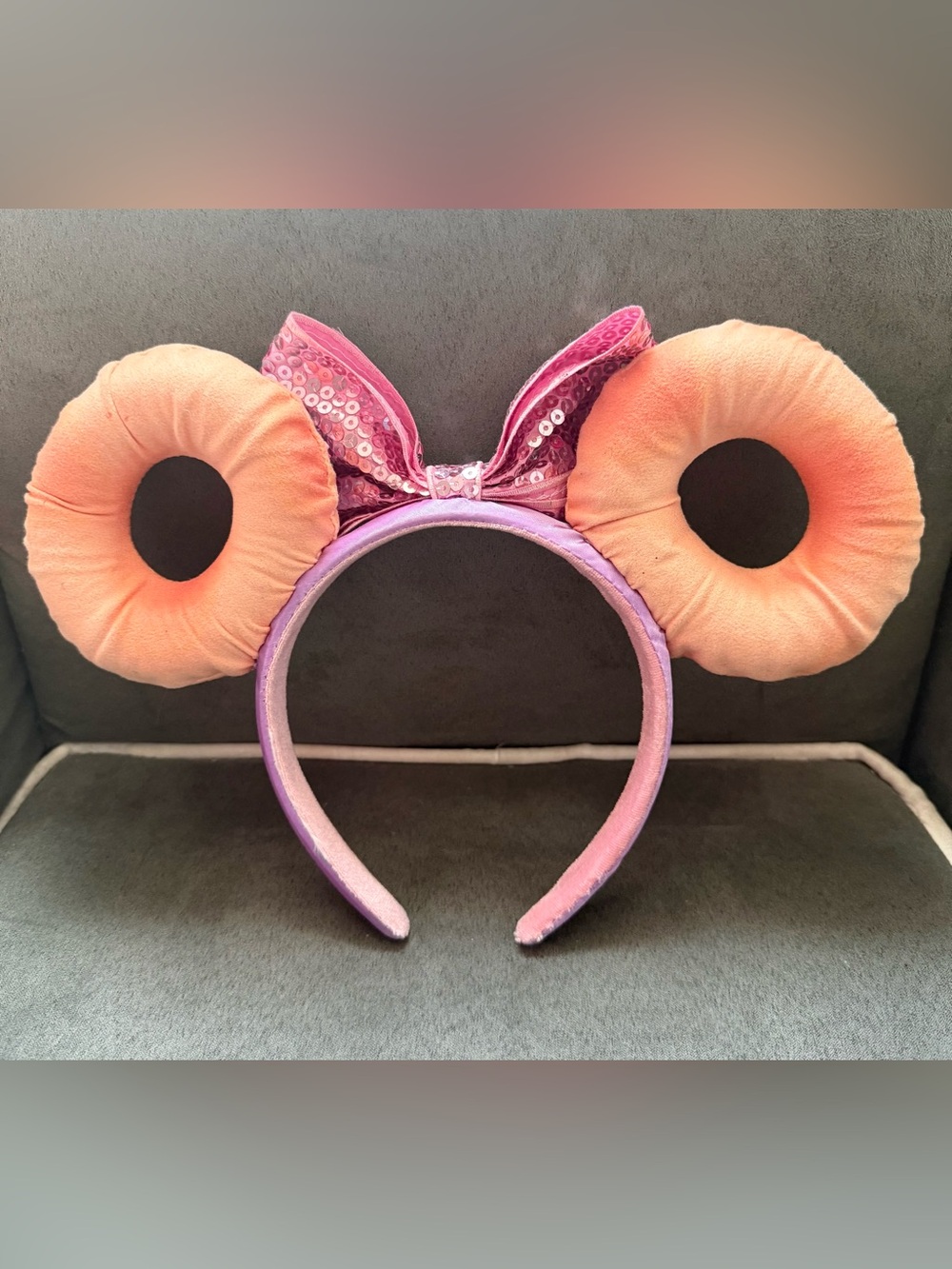 Disney Parks Exclusive Minnie Mouse Pink Sequin Bow Donut Ear Headband - Picture 2 of 3